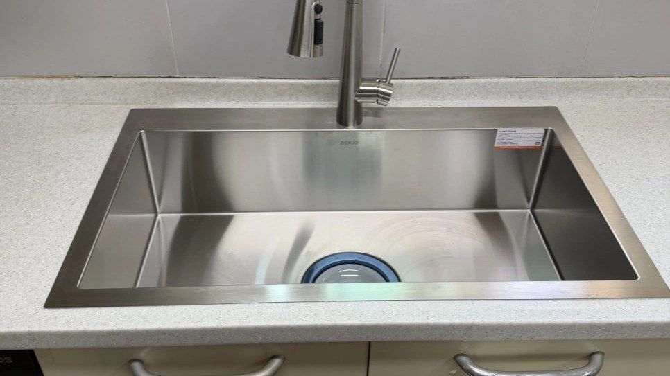 같은 얼룩무늬 상판에 새로 설치한 사각 스테인리스 싱크볼과 풀다운 수전, 그대로 둔 하부장 문짝과 바 손잡이